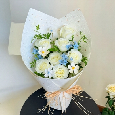 7枝白玫瑰花束